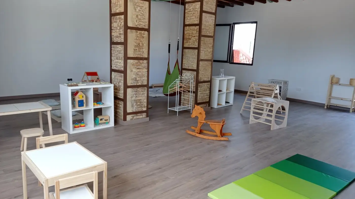 La sala de Pepitas, luminosa, con muebles bajos de madera